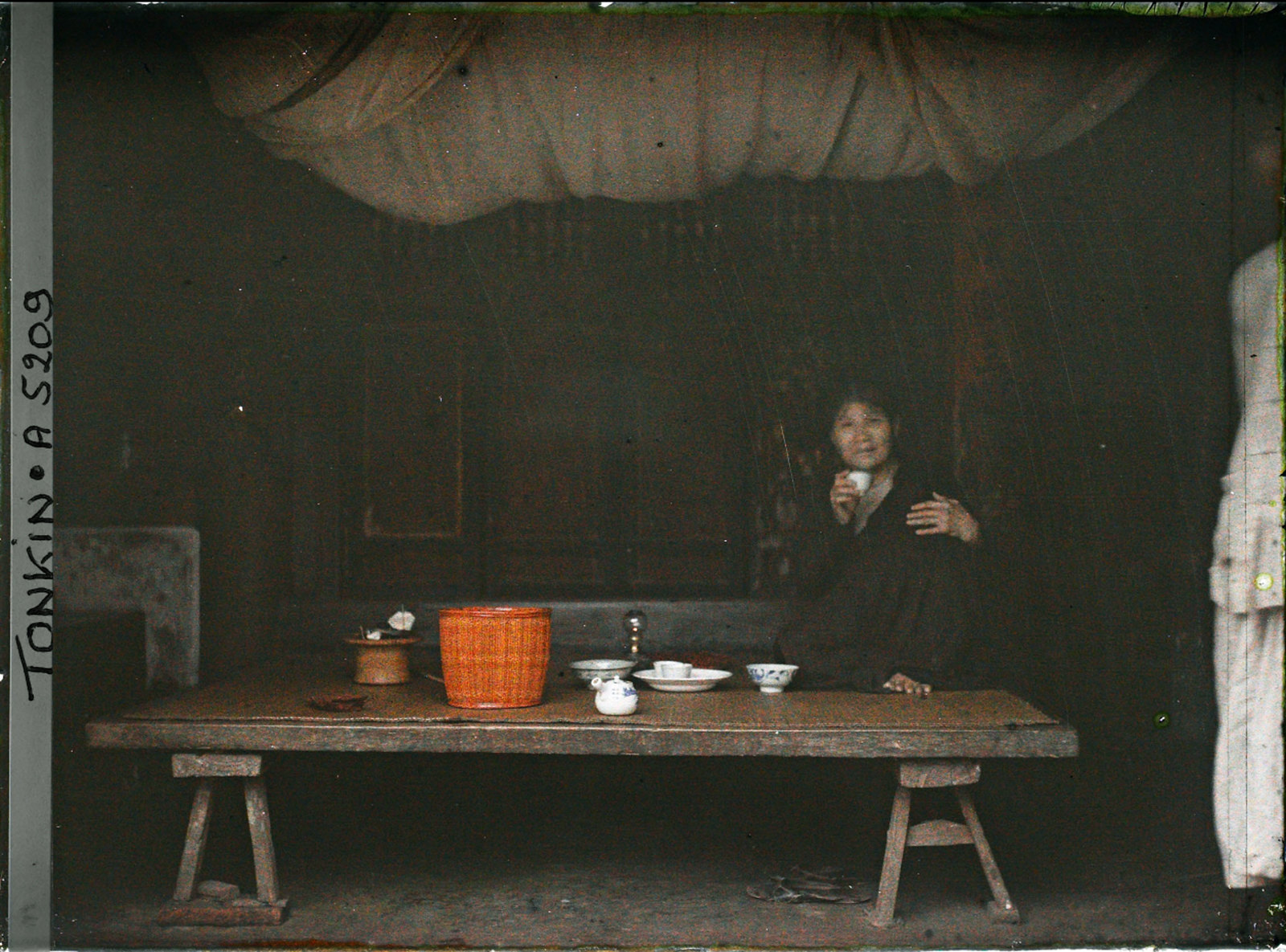 Một phụ nữ thuộc tầng lớp khá giả ở Hà Nội đang uống trà